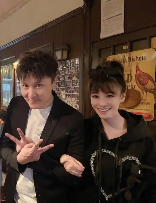 smg美女主播万蒂妮晒上海主持人旧照!