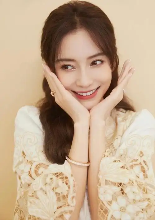 杨颖参加跨年晚会几个小时换了三种时尚穿搭你更喜欢哪一种