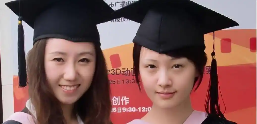 郑爽的毕业照,那时候的郑爽还是短头发,样子十分清纯.