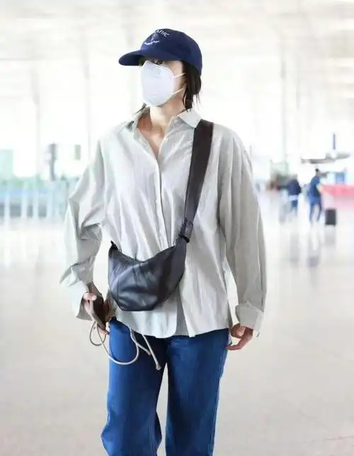 高圆圆超嫩走机场!穿衬衣牛仔裤素颜太美了,戴鸭舌帽像小姑娘