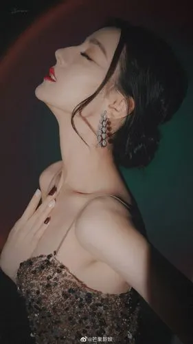 迪丽热巴名品锁骨鲨,好苏好撩好心动 早安@dear-迪丽热巴#迪丽热巴