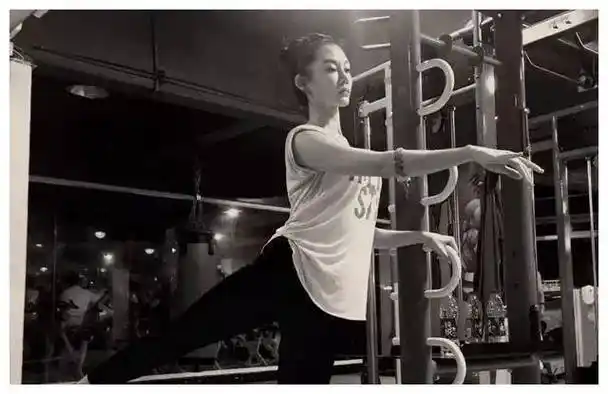 3年3胎哺乳期怀孕35岁的浪姐苗苗一直在乘风破浪