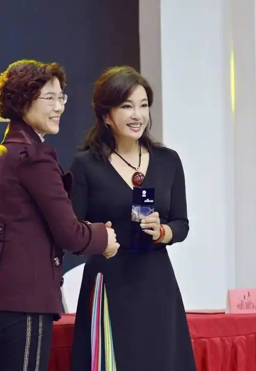 刘晓庆年轻时比女歌手漂亮,如今反过来了!