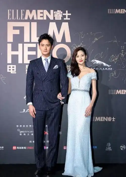 "纯妃"王媛可和老公十指紧扣秀恩爱, 男帅女美如一对璧人