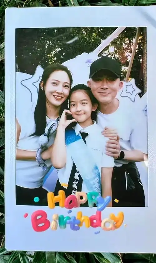 年仅10岁的天天身高已经超过爸爸妈妈的肩膀位置,长势喜人.