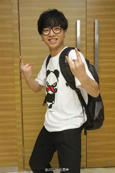 快男冠军华晨宇洗剪吹旧照 似整容前尚雯婕【3】