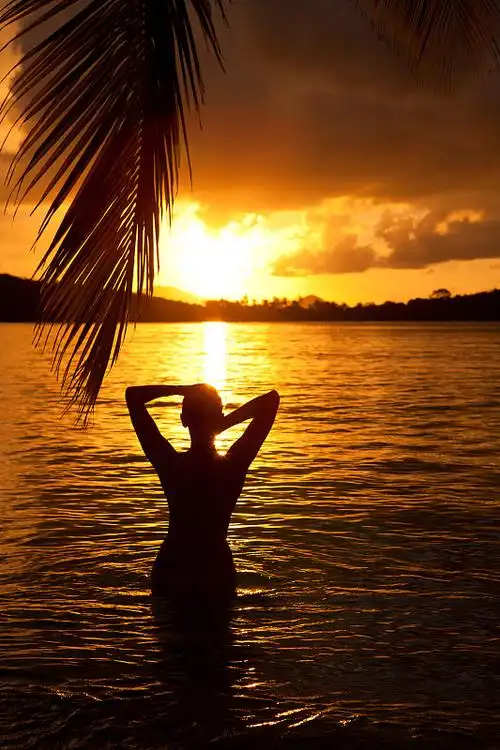 加勒比海海边一个人女人躺着吊床休息图-图下载-图库-图购买-vcg图库