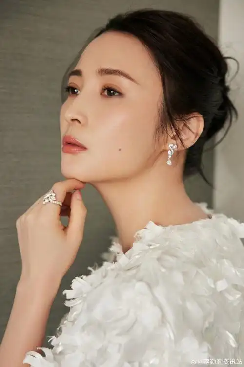 #蒋勤勤白羽黑裙红毯造型##蒋勤勤东方美人#
