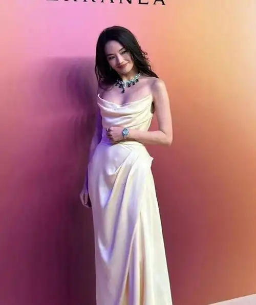 36岁刘亦菲同框47岁舒淇,生图曝光,原来慵懒可以这么性感