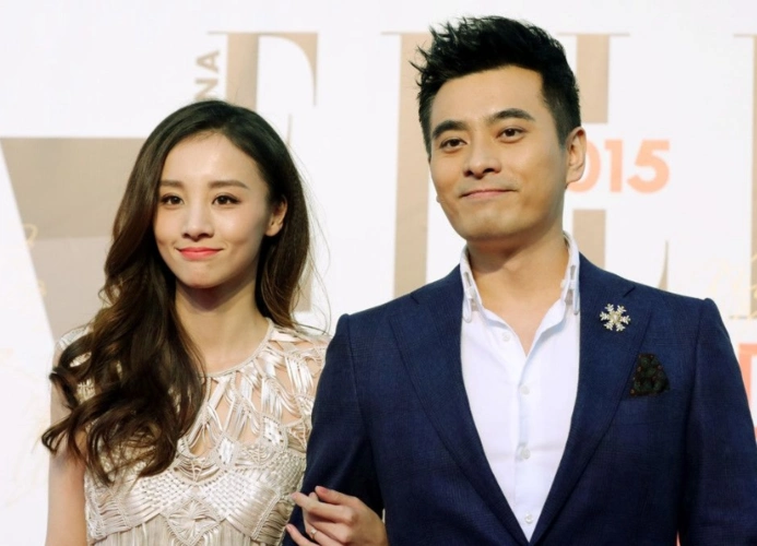 因为上了《亲爱的客栈》,陈龙和章龄之,这夫妻俩人频上热搜,不过不是