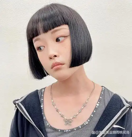 显露出细长的脖子,显高又显瘦,纯欲又非常的清爽,发型让头型看起来