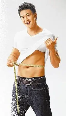 何润东大秀结实腹肌 自曝腰围仅78公分(图)