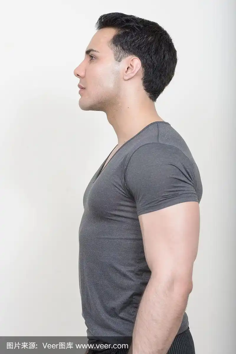 侧面视图英俊的肌肉男子