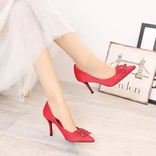 流畅而优美的红色高跟鞋,透露出一丝性感的女人味