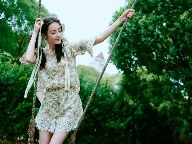 迪丽热巴写真大赏:演技与身材双重魅力,娱乐圈新星究竟靠何吸睛?