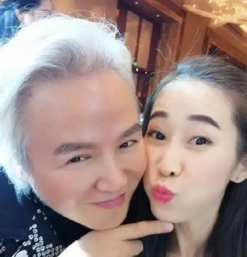 近日张庭老公林瑞阳近照曝光,满头的白发他真是惹人心疼呀,不过今天他