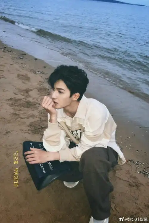 朱正廷海边沙滩随拍九宫格