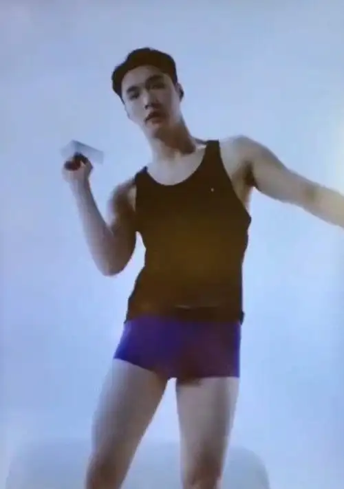 30岁张艺兴拍内衣广告秀身材胸前平平瘦出肋骨肌肉消失没有料