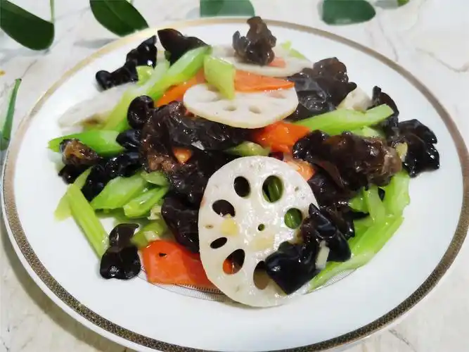 这道素菜小炒特受女士欢迎排毒又养颜