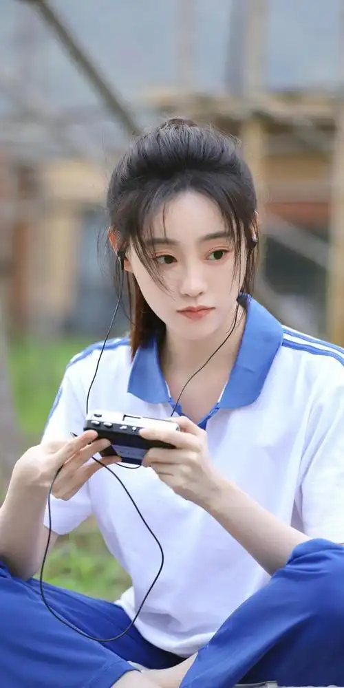 祝绪丹小清新造型,蓝白色校服高马尾,妥妥的初恋感校园剧女主
