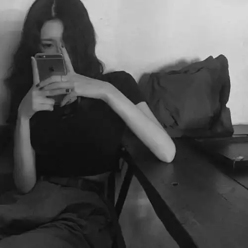 满满的套路霸气黑白女生头像,套路的话别记太久