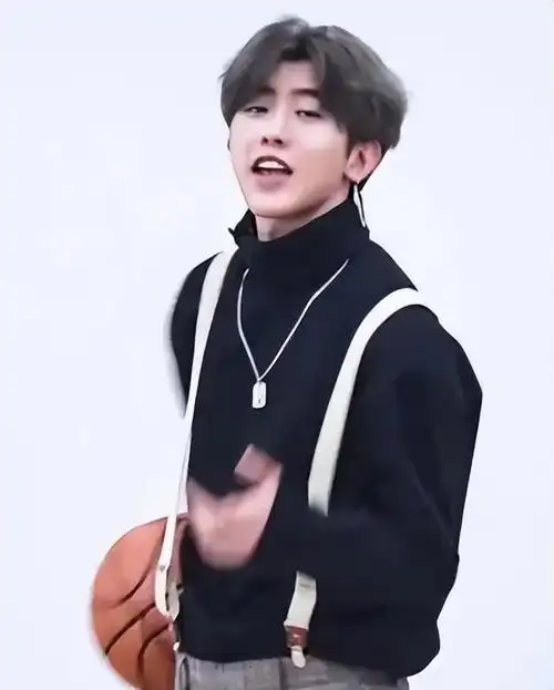 张艺兴伴舞穿搭被指玩梗蔡徐坤 当事人回应:背带裤咋成专利了?