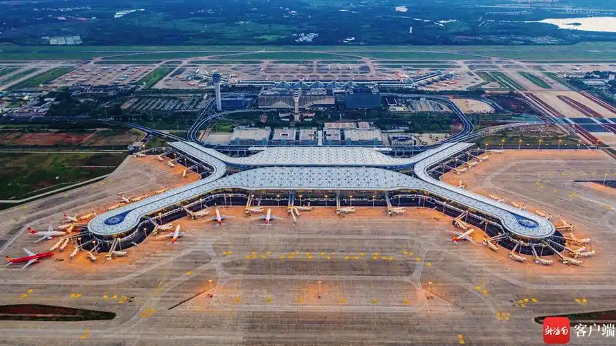 花开美兰夜色将至,美兰机场t2航站楼灯光璀璨.