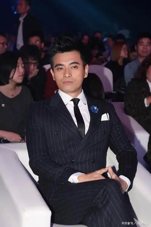 演员陈龙近况曝光,吃鸡蛋灌饼被称赞接地气,路人都没人认出他