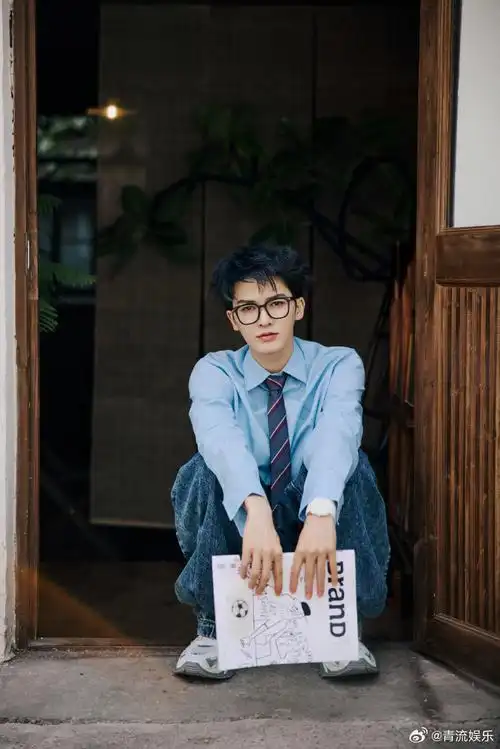 朱正廷清爽学长随拍##朱正廷黑框眼镜