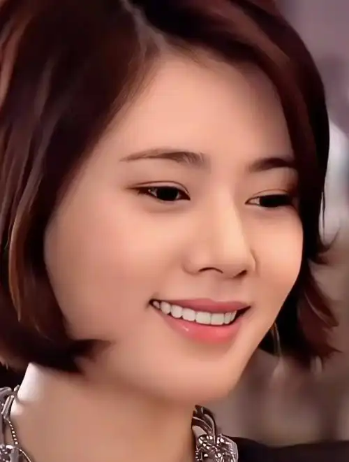 秋瓷炫,肤白貌美,妩媚动人,有着一股难以抗拒的性感女性魅力