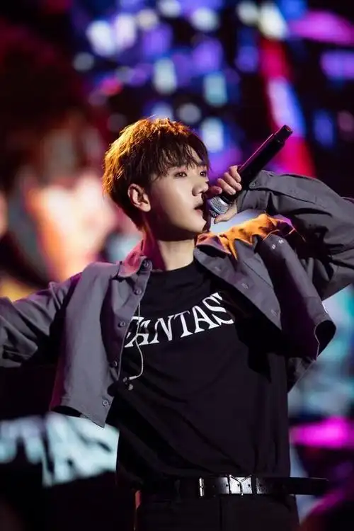 2月17日,狗仔曝光了歌手汪苏泷与美女亲密逛街的照片,疑似恋情曝光,并