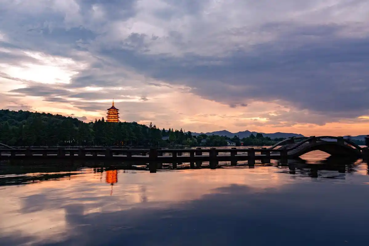 其中,雷峰夕照作为西湖十景之七,夕阳映照下的雷峰塔,金光闪耀,佛光