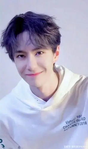 王一博笑起来像个温柔的大男孩