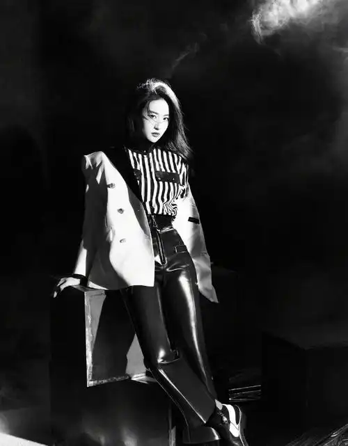 刘亦菲最新魅影西装大片 黑色皮裤造型酷飒魅惑|刘亦菲_新浪新闻