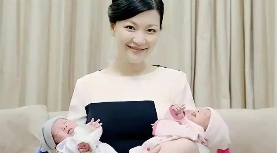 婚后不久,陈蓉就生下了一对龙凤胎,因为她与丈夫都姓陈,因此给孩子