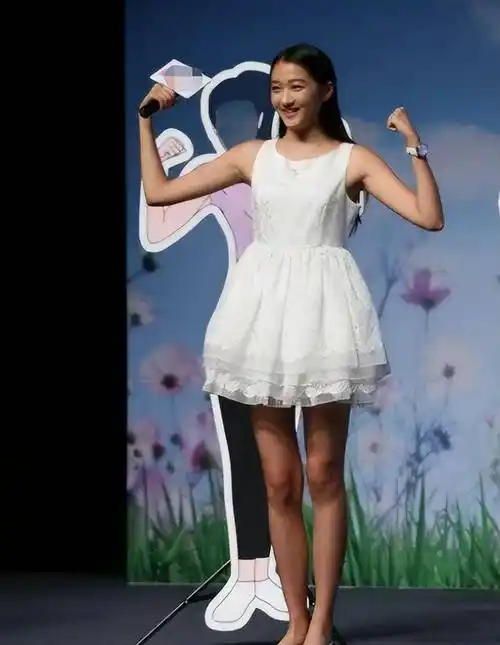 关晓彤大半夜健身减肥,撑地上胳膊全是肌肉,小腹紧实无一丝肥肉_身材