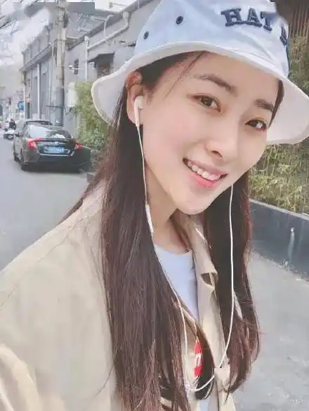 何雨虹美图集锦青春靓丽气质脱俗值得关注