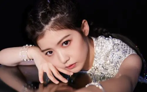 火箭少女101金属感高清桌面壁纸