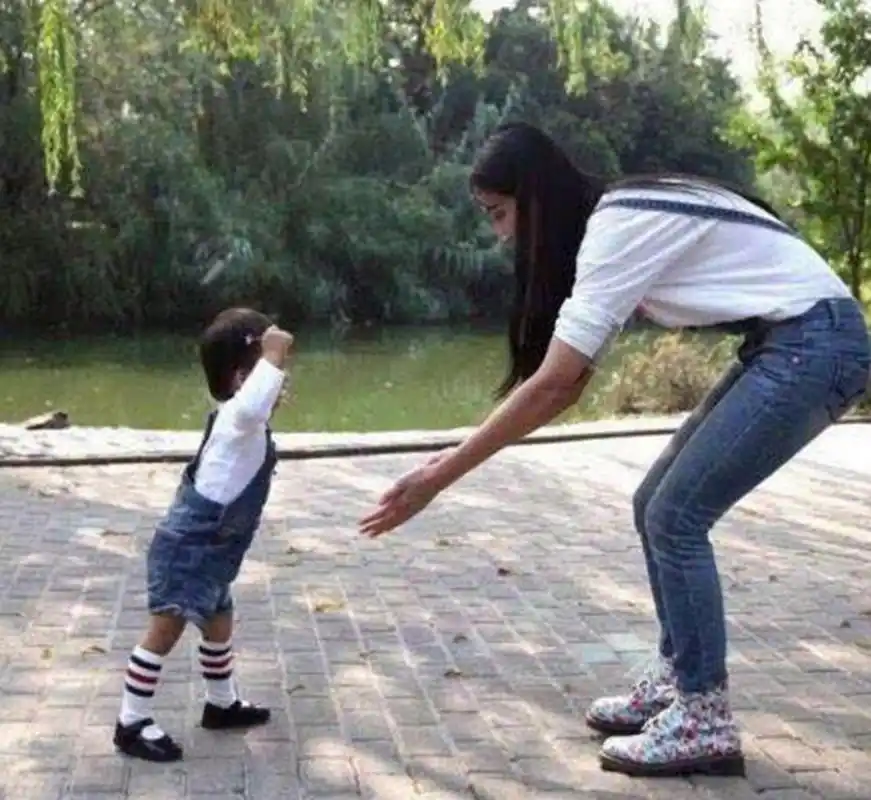 baby和小海绵近照曝光,1岁的小海绵都快能跑了,网友:真幸福!