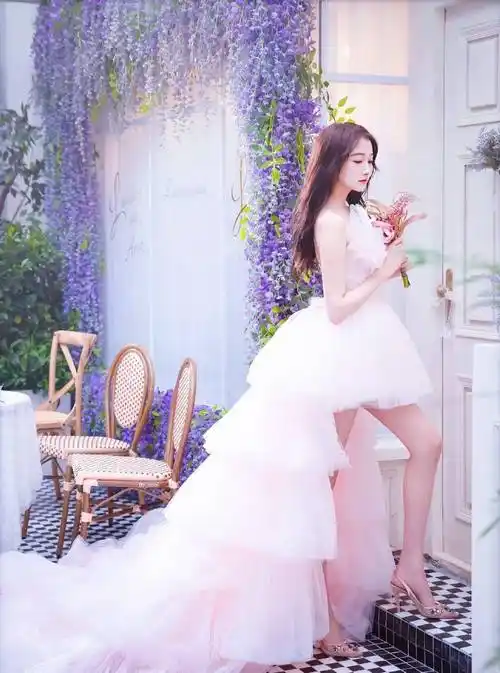 原创关晓彤婚纱造型甜美又梦幻一双大长腿完胜杨颖