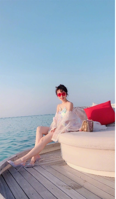 33岁豪门阔太李念晒美照肤白貌美大长腿太吸睛