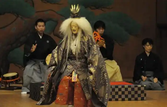 一场日本传统艺术"能乐"慈善演出在东京的宝生能乐堂举行,为地震灾区