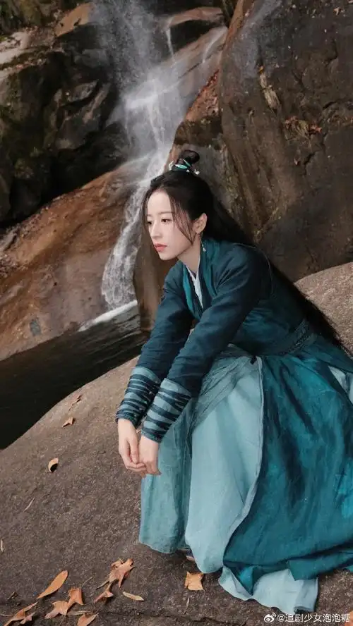 周雨彤赵简山间大片#周雨彤赵简最新大片送达绿衣古装山间清泉,卑阿