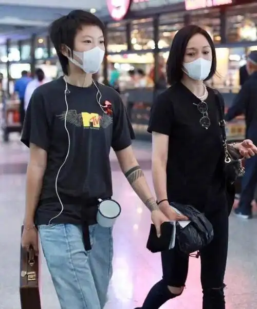 陪女友人购物有说有笑窦靖童这一个举动很贴心