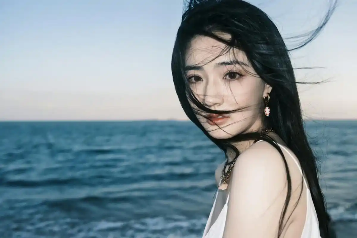 徐璐海边吊带白裙# 徐璐海边吊带白裙造型,有漂亮又可爱的璐璐[打