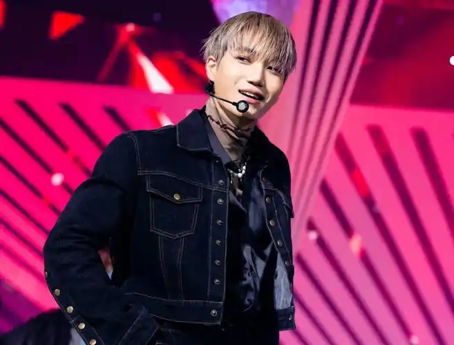 同时现场照还向我们揭露了区别于克里斯马舞台的exo的日常,对钟大t恤