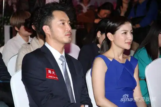 沙溢跪地求婚再获芳心 胡可甜蜜秀钻戒