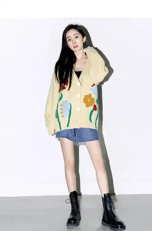 花朵 把针织开衫穿得减龄又好看,原来这么简单,女明星们都喜欢这么穿