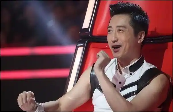 尽管有的学员表现不尽如人意,但他总是以鼓励而非严厉的方式指出他们