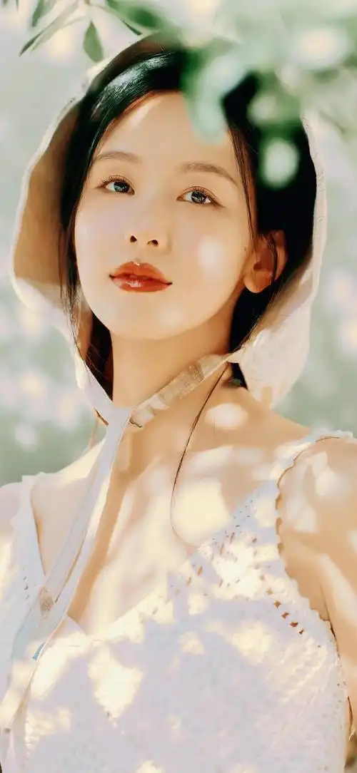 陈都灵,一位清纯甜美的女演员,凭借其精致的五官和优雅的气质,成为了